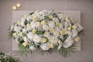 Пиафлора с хризантеми и кремави рози – модел 34